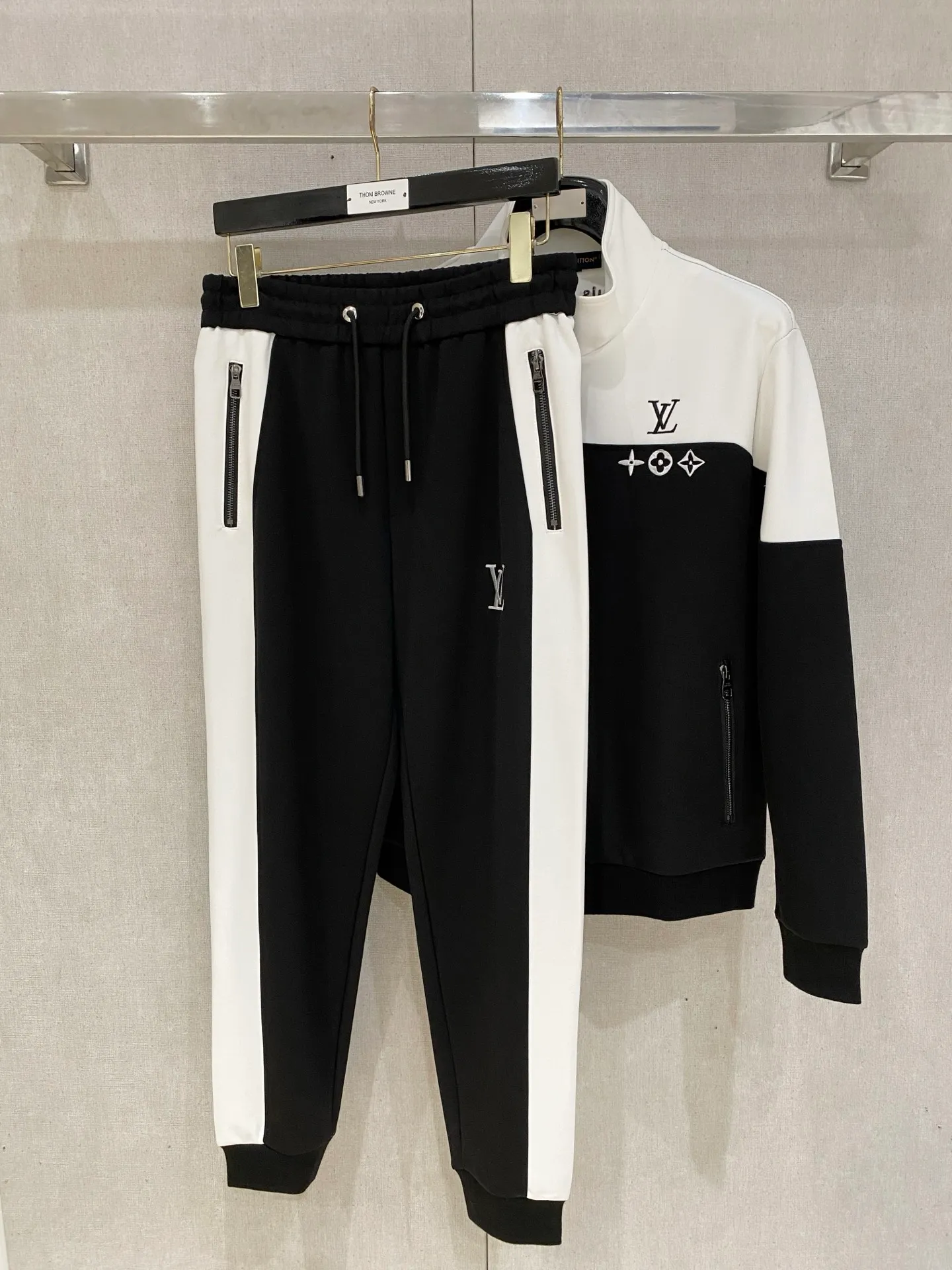 🅿️720 LV hot-selling suit is coming. Focus on the original version of the official website. 2025 new hot-selling cardigan suit. The original order is the best. 🇭🇰The meticulous work of top designers. It has a fitting and perfect upper body effect. All-natural high-quality Tencel Roman cotton 100%, close-fitting comfort, noble and elegant! Original hardware embodies elegance and nobility! Counter size: M-3XL (maximum wear up to 190 pounds)